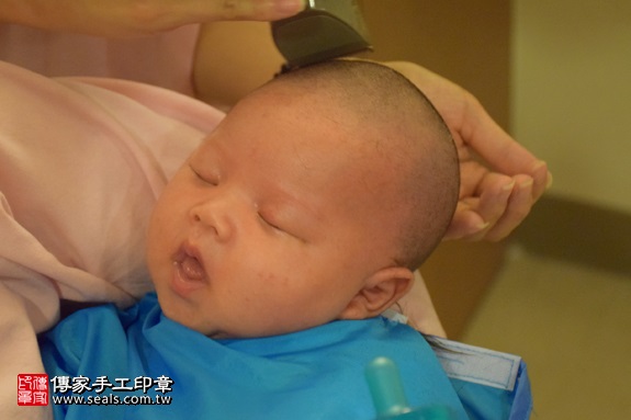剃胎毛、滿月剃頭、嬰兒剃頭、嬰兒理髮、嬰兒剃髮、嬰兒剃胎毛、嬰兒滿月剃頭、寶寶剃頭、剃胎毛儀式、剃胎毛吉祥話、滿月剃頭儀式、滿月剃頭吉祥話、寶寶剃胎毛、寶寶滿月剃頭理髮、 新北土城區剃胎毛、新北土城區滿月剃頭、 新北土城區嬰兒剃頭剃胎毛、新北土城區嬰兒理髮、新北土城區嬰兒剃髮、黃寶寶(新北土城區到府嬰兒寶寶滿月剃頭理髮、免費到府嬰兒剃胎毛儀式吉祥話)。到府剃頭剃胎毛主持、專業拍照、DVD光碟、證書。★購買「臍帶章、肚臍章、胎毛筆刷印章」贈送：剃頭、收涎、抓周，三選一。2017.06.10  照片17