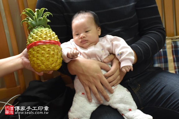剃胎毛、滿月剃頭、嬰兒剃頭、嬰兒理髮、嬰兒剃髮、嬰兒剃胎毛、嬰兒滿月剃頭、寶寶剃頭、剃胎毛儀式、剃胎毛吉祥話、滿月剃頭儀式、滿月剃頭吉祥話、寶寶剃胎毛、寶寶滿月剃頭理髮、 新北市淡水地區剃胎毛、新北市淡水地區滿月剃頭、新北市淡水地區嬰兒剃頭剃胎毛、新北市淡水地區嬰兒理髮、新北市嬰兒剃髮、葉寶寶(新北淡水區到府嬰兒寶寶滿月剃頭理髮、免費到府嬰兒剃胎毛儀式吉祥話)。到府剃頭剃胎毛主持、專業拍照、DVD光碟、證書。★購買「臍帶章、肚臍章、胎毛筆刷印章」贈送：剃頭、收涎、抓周，三選一。2017.11.15照片12