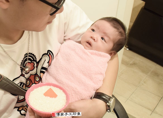 蔡寶寶(新北中和區到府嬰兒寶寶滿月剃頭理髮、免費到府嬰兒剃胎毛儀式吉祥話)。到府剃頭剃胎毛主持、專業拍照、DVD光碟、證書。★購買「臍帶章、肚臍章、胎毛筆刷印章」贈送：剃頭、收涎、抓周，三選一。2015.11.04 照片5