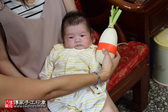 剃胎毛、滿月剃頭、嬰兒剃頭、嬰兒理髮、嬰兒剃髮、嬰兒剃胎毛、嬰兒滿月剃頭、寶寶剃頭、剃胎毛儀式、剃胎毛吉祥話、滿月剃頭儀式、滿月剃頭吉祥話、寶寶剃胎毛、寶寶滿月剃頭理髮、 台北市中山地區剃胎毛、台北市中山地區滿月剃頭、台北市中山地區嬰兒剃頭剃胎毛、台北市中山地區嬰兒理髮、台北市嬰兒剃髮、張寶寶(台北中山區到府嬰兒寶寶滿月剃頭理髮、免費到府嬰兒剃胎毛儀式吉祥話)。到府剃頭剃胎毛主持、專業拍照、DVD光碟、證書。★購買「臍帶章、肚臍章、胎毛筆刷印章」贈送：剃頭、收涎、抓周，三選一。2017.09.06照片13