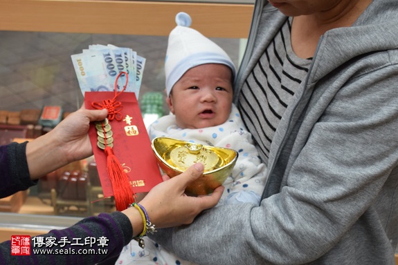 剃胎毛、滿月剃頭、嬰兒剃頭、嬰兒理髮、嬰兒剃髮、嬰兒剃胎毛、嬰兒滿月剃頭、寶寶剃頭、剃胎毛儀式、剃胎毛吉祥話、滿月剃頭儀式、滿月剃頭吉祥話、寶寶剃胎毛、寶寶滿月剃頭理髮、 新北市永和地區剃胎毛、新北市永和地區滿月剃頭、新北市永和地區嬰兒剃頭剃胎毛、新北市永和地區嬰兒理髮、新北市嬰兒剃髮、徐寶寶(新北永和區嬰兒寶寶滿月剃頭理髮、免費嬰兒剃胎毛儀式吉祥話)。中國風會場，爸媽寶貝免費穿「日中韓」古裝禮服。專業拍照、DVD光碟、證書。★購買「臍帶章、肚臍章、胎毛筆刷印章」贈送：剃頭、收涎、抓周，三選一。2017.11.21照片15