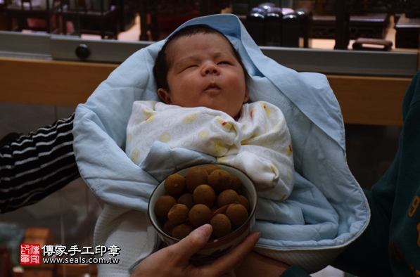 剃胎毛、滿月剃頭、嬰兒剃頭、嬰兒理髮、嬰兒剃髮、嬰兒剃胎毛、嬰兒滿月剃頭、寶寶剃頭、剃胎毛儀式、剃胎毛吉祥話、滿月剃頭儀式、滿月剃頭吉祥話、寶寶剃胎毛、寶寶滿月剃頭理髮、新北永和區剃胎毛、新北永和區滿月剃頭、新北永和區嬰兒剃頭剃胎毛、新北永和區嬰兒理髮、新北永和區嬰兒剃髮、張寶寶(新北永和區嬰兒寶寶滿月剃頭理髮、免費嬰兒剃胎毛儀式吉祥話)。中國風會場，爸媽寶貝免費穿「日中韓」古裝禮服。專業拍照、DVD光碟、證書。★購買「臍帶章、肚臍章、胎毛筆刷印章」贈送：剃頭、收涎、抓周，三選一。2016.02.21 照片7