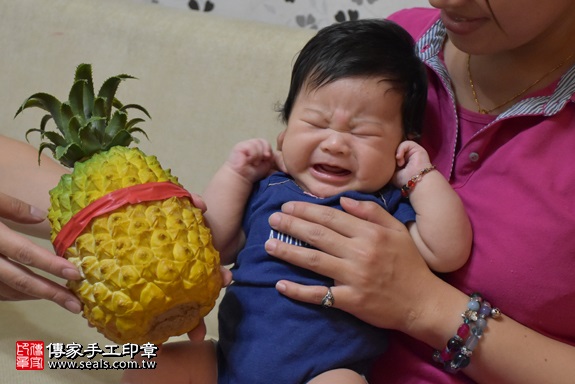 剃胎毛、滿月剃頭、嬰兒剃頭、嬰兒理髮、嬰兒剃髮、嬰兒剃胎毛、嬰兒滿月剃頭、寶寶剃頭、剃胎毛儀式、剃胎毛吉祥話、滿月剃頭儀式、滿月剃頭吉祥話、寶寶剃胎毛、寶寶滿月剃頭理髮、 新竹縣竹北地區剃胎毛、新竹縣竹北地區滿月剃頭、新竹縣竹北地區嬰兒剃頭剃胎毛、新竹縣竹北地區嬰兒理髮、新竹縣嬰兒剃髮、黃寶寶(新北竹北市到府嬰兒寶寶滿月剃頭理髮、免費到府嬰兒剃胎毛儀式吉祥話)。到府剃頭剃胎毛主持、專業拍照、DVD光碟、證書。★購買「臍帶章、肚臍章、胎毛筆刷印章」贈送：剃頭、收涎、抓周，三選一。2017.10.08照片10