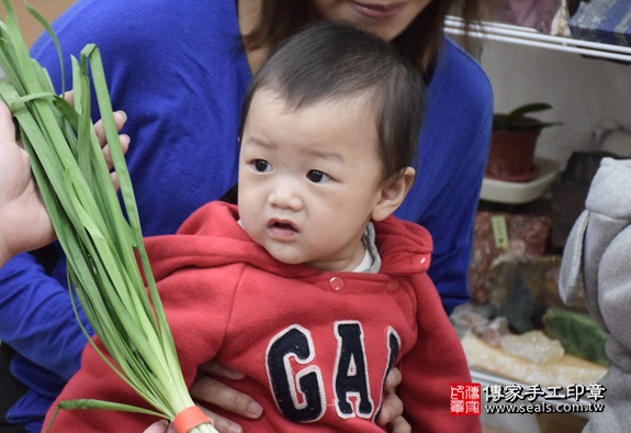 剃胎毛、滿月剃頭、嬰兒剃頭、嬰兒理髮、嬰兒剃髮、嬰兒剃胎毛、嬰兒滿月剃頭、寶寶剃頭、剃胎毛儀式、剃胎毛吉祥話、滿月剃頭儀式、滿月剃頭吉祥話、寶寶剃胎毛、寶寶滿月剃頭理髮、新北永和區剃胎毛、新北永和區滿月剃頭、新北永和區嬰兒剃頭剃胎毛、新北永和區嬰兒理髮、新北永和區嬰兒剃髮、洪寶寶們(新北永和區嬰兒寶寶滿月剃頭理髮、免費嬰兒剃胎毛儀式吉祥話)。中國風會場，爸媽寶貝免費穿「日中韓」古裝禮服。專業拍照、DVD光碟、證書。★購買「臍帶章、肚臍章、胎毛筆刷印章」贈送：剃頭、收涎、抓周，三選一。2016.03.24  照片10