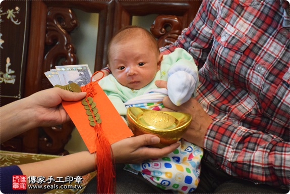 剃胎毛、滿月剃頭、嬰兒剃頭、嬰兒理髮、嬰兒剃髮、嬰兒剃胎毛、嬰兒滿月剃頭、寶寶剃頭、剃胎毛儀式、剃胎毛吉祥話、滿月剃頭儀式、滿月剃頭吉祥話、寶寶剃胎毛、寶寶滿月剃頭理髮、 新北中和區剃胎毛、新北中和區滿月剃頭、 新北中和區嬰兒剃頭剃胎毛、新北中和區嬰兒理髮、新北中和區嬰兒剃髮、黃弟弟(新北中和區到府嬰兒寶寶滿月剃頭理髮、免費到府嬰兒剃胎毛儀式吉祥話)。到府剃頭剃胎毛主持、專業拍照、DVD光碟、證書。★購買「臍帶章、肚臍章、胎毛筆刷印章」贈送：剃頭、收涎、抓周，三選一。2016.12.12  照片15