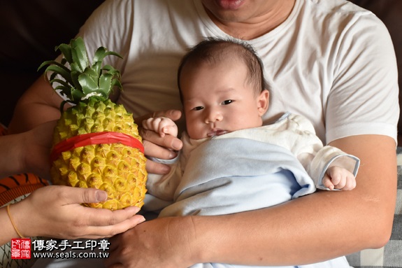 剃胎毛、滿月剃頭、嬰兒剃頭、嬰兒理髮、嬰兒剃髮、嬰兒剃胎毛、嬰兒滿月剃頭、寶寶剃頭、剃胎毛儀式、剃胎毛吉祥話、滿月剃頭儀式、滿月剃頭吉祥話、寶寶剃胎毛、寶寶滿月剃頭理髮、 新北板橋區剃胎毛、新北板橋區滿月剃頭、 新北板橋區嬰兒剃頭剃胎毛、新北板橋區嬰兒理髮、新北板橋區嬰兒剃髮、張寶寶(新北板橋區到府嬰兒寶寶滿月剃頭理髮、免費到府嬰兒剃胎毛儀式吉祥話)。到府剃頭剃胎毛主持、專業拍照、DVD光碟、證書。★購買「臍帶章、肚臍章、胎毛筆刷印章」贈送：剃頭、收涎、抓周，三選一。2017.05.11  照片14