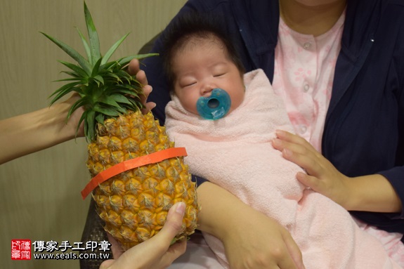 剃胎毛、滿月剃頭、嬰兒剃頭、嬰兒理髮、嬰兒剃髮、嬰兒剃胎毛、嬰兒滿月剃頭、寶寶剃頭、剃胎毛儀式、剃胎毛吉祥話、滿月剃頭儀式、滿月剃頭吉祥話、寶寶剃胎毛、寶寶滿月剃頭理髮、 新北市板橋地區剃胎毛、新北市板橋地區滿月剃頭、新北市板橋地區嬰兒剃頭剃胎毛、新北市板橋地區嬰兒理髮、新北市嬰兒剃髮、 朱寶寶(新北板橋區到府嬰兒寶寶滿月剃頭理髮、免費到府嬰兒剃胎毛儀式吉祥話)。到府剃頭剃胎毛主持、專業拍照、DVD光碟、證書。★購買「臍帶章、肚臍章、胎毛筆刷印章」贈送：剃頭、收涎、抓周，三選一。2017.09.02照片14