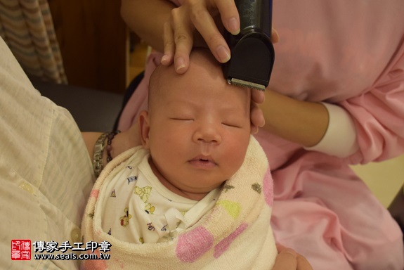 剃胎毛、滿月剃頭、嬰兒剃頭、嬰兒理髮、嬰兒剃髮、嬰兒剃胎毛、嬰兒滿月剃頭、寶寶剃頭、剃胎毛儀式、剃胎毛吉祥話、滿月剃頭儀式、滿月剃頭吉祥話、寶寶剃胎毛、寶寶滿月剃頭理髮、 新北市板橋地區剃胎毛、新北市板橋地區滿月剃頭、新北市板橋地區嬰兒剃頭剃胎毛、新北市板橋地區嬰兒理髮、新北市嬰兒剃髮、連寶寶(新北板橋區到府嬰兒寶寶滿月剃頭理髮、免費到府嬰兒剃胎毛儀式吉祥話)。到府剃頭剃胎毛主持、專業拍照、DVD光碟、證書。★購買「臍帶章、肚臍章、胎毛筆刷印章」贈送：剃頭、收涎、抓周，三選一。2017.11.21照片16