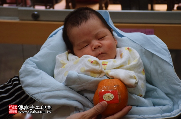 剃胎毛、滿月剃頭、嬰兒剃頭、嬰兒理髮、嬰兒剃髮、嬰兒剃胎毛、嬰兒滿月剃頭、寶寶剃頭、剃胎毛儀式、剃胎毛吉祥話、滿月剃頭儀式、滿月剃頭吉祥話、寶寶剃胎毛、寶寶滿月剃頭理髮、新北永和區剃胎毛、新北永和區滿月剃頭、新北永和區嬰兒剃頭剃胎毛、新北永和區嬰兒理髮、新北永和區嬰兒剃髮、張寶寶(新北永和區嬰兒寶寶滿月剃頭理髮、免費嬰兒剃胎毛儀式吉祥話)。中國風會場，爸媽寶貝免費穿「日中韓」古裝禮服。專業拍照、DVD光碟、證書。★購買「臍帶章、肚臍章、胎毛筆刷印章」贈送：剃頭、收涎、抓周，三選一。2016.02.21 照片9