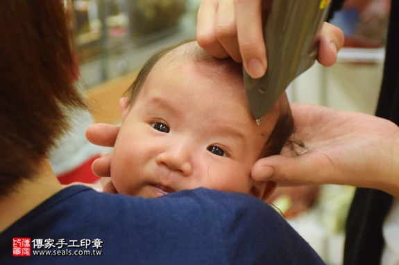 剃胎毛、滿月剃頭、嬰兒剃頭、嬰兒理髮、嬰兒剃髮、嬰兒剃胎毛、嬰兒滿月剃頭、寶寶剃頭、剃胎毛儀式、剃胎毛吉祥話、滿月剃頭儀式、滿月剃頭吉祥話、寶寶剃胎毛、寶寶滿月剃頭理髮、新北永和區剃胎毛、新北永和區滿月剃頭、新北永和區嬰兒剃頭剃胎毛、新北永和區嬰兒理髮、新北永和區嬰兒剃髮、張寶寶(新北永和區嬰兒寶寶滿月剃頭理髮、免費嬰兒剃胎毛儀式吉祥話)。中國風會場，爸媽寶貝免費穿「日中韓」古裝禮服。專業拍照、DVD光碟、證書。★購買「臍帶章、肚臍章、胎毛筆刷印章」贈送：剃頭、收涎、抓周，三選一。2016.10.24 照片17