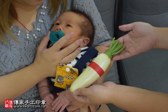 剃胎毛、滿月剃頭、嬰兒剃頭、嬰兒理髮、嬰兒剃髮、嬰兒剃胎毛、嬰兒滿月剃頭、寶寶剃頭、剃胎毛儀式、剃胎毛吉祥話、滿月剃頭儀式、滿月剃頭吉祥話、寶寶剃胎毛、寶寶滿月剃頭理髮、 新竹縣芎林地區剃胎毛、新竹縣芎林地區滿月剃頭、新竹縣芎林地區嬰兒剃頭剃胎毛、新竹縣芎林地區嬰兒理髮、新竹縣嬰兒剃髮、林寶寶(新竹芎林鄉到府嬰兒寶寶滿月剃頭理髮、免費到府嬰兒剃胎毛儀式吉祥話)。到府剃頭剃胎毛主持、專業拍照、DVD光碟、證書。★購買「臍帶章、肚臍章、胎毛筆刷印章」贈送：剃頭、收涎、抓周，三選一。2017.09.12照片11