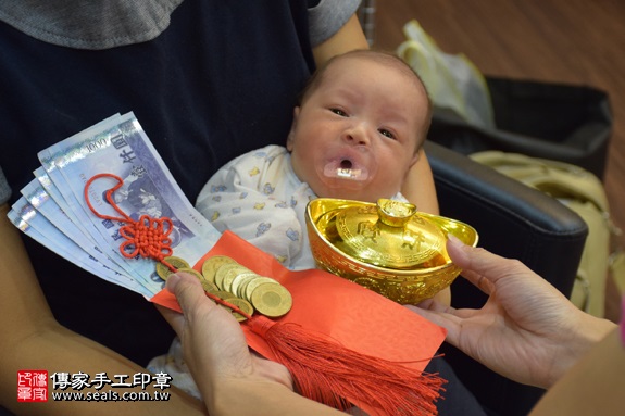 剃胎毛、滿月剃頭、嬰兒剃頭、嬰兒理髮、嬰兒剃髮、嬰兒剃胎毛、嬰兒滿月剃頭、寶寶剃頭、剃胎毛儀式、剃胎毛吉祥話、滿月剃頭儀式、滿月剃頭吉祥話、寶寶剃胎毛、寶寶滿月剃頭理髮、 新竹縣竹北地區剃胎毛、新竹縣竹北地區滿月剃頭、新竹縣竹北地區嬰兒剃頭剃胎毛、新竹縣竹北地區嬰兒理髮、新竹縣嬰兒剃髮、邱寶寶(新竹竹北區府嬰兒寶寶滿月剃頭理髮、免費到府嬰兒剃胎毛儀式吉祥話)。到府剃頭剃胎毛主持、專業拍照、DVD光碟、證書。★購買「臍帶章、肚臍章、胎毛筆刷印章」贈送：剃頭、收涎、抓周，三選一。2017.09.14照片13