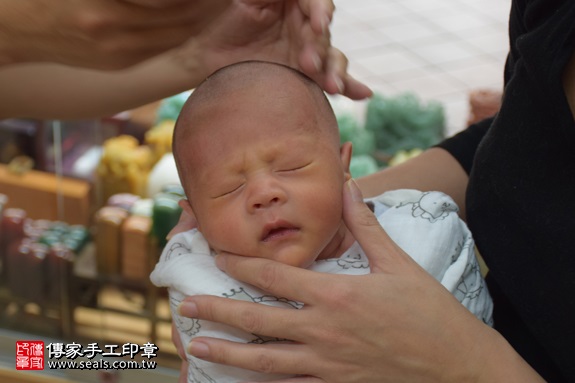 剃胎毛、滿月剃頭、嬰兒剃頭、嬰兒理髮、嬰兒剃髮、嬰兒剃胎毛、嬰兒滿月剃頭、寶寶剃頭、剃胎毛儀式、剃胎毛吉祥話、滿月剃頭儀式、滿月剃頭吉祥話、寶寶剃胎毛、寶寶滿月剃頭理髮、 新北市永和地區剃胎毛、新北市永和地區滿月剃頭、新北市永和地區嬰兒剃頭剃胎毛、新北市永和地區嬰兒理髮、新北市嬰兒剃髮、范寶寶(新北永和區嬰兒寶寶滿月剃頭理髮、免費嬰兒剃胎毛儀式吉祥話)。中國風會場，爸媽寶貝免費穿「日中韓」古裝禮服。專業拍照、DVD光碟、證書。★購買「臍帶章、肚臍章、胎毛筆刷印章」贈送：剃頭、收涎、抓周，三選一。2017.09.15照片17