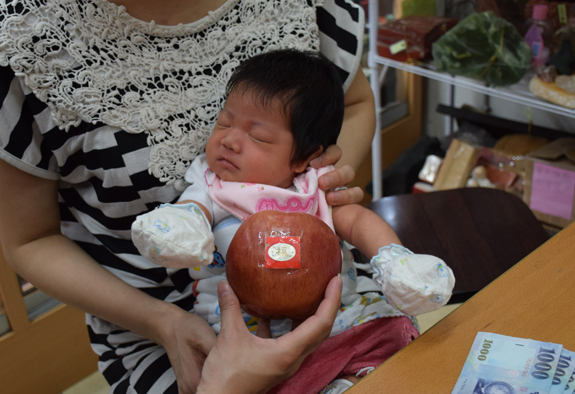 剃胎毛、滿月剃頭、嬰兒剃頭、嬰兒理髮、嬰兒剃髮、嬰兒剃胎毛、嬰兒滿月剃頭、寶寶剃頭、剃胎毛儀式、剃胎毛吉祥話、滿月剃頭儀式、滿月剃頭吉祥話、寶寶剃胎毛、寶寶滿月剃頭理髮、新北永和區剃胎毛、新北永和區滿月剃頭、新北永和區嬰兒剃頭剃胎毛、新北永和區嬰兒理髮、新北永和區嬰兒剃髮、彭寶寶(新北永和區嬰兒寶寶滿月剃頭理髮、免費嬰兒剃胎毛儀式吉祥話)。中國風會場，爸媽寶貝免費穿「日中韓」古裝禮服。專業拍照、DVD光碟、證書。★購買「臍帶章、肚臍章、胎毛筆刷印章」贈送：剃頭、收涎、抓周，三選一。2016.04.09  照片7