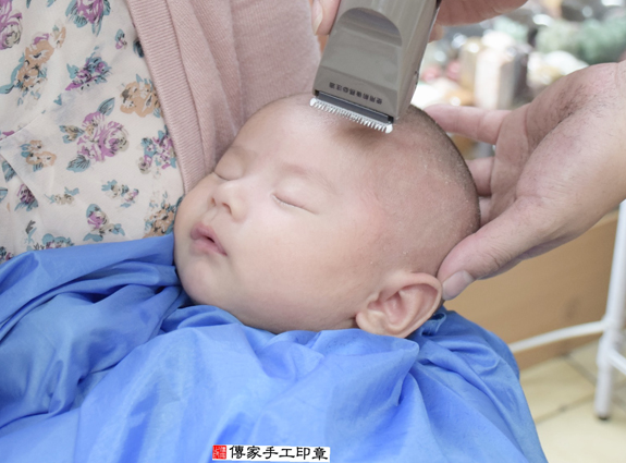 游寶寶(新北永和區嬰兒寶寶滿月剃頭理髮、免費嬰兒剃胎毛儀式吉祥話)。中國風會場，爸媽寶貝免費穿「日中韓」古裝禮服。專業拍照、DVD光碟、證書。★購買「臍帶章、肚臍章、胎毛筆刷印章」贈送：剃頭、收涎、抓周，三選一。 2015.12.02 照片17