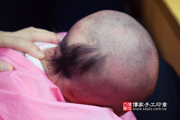 剃胎毛、滿月剃頭、嬰兒剃頭、嬰兒理髮、嬰兒剃髮、嬰兒剃胎毛、嬰兒滿月剃頭、寶寶剃頭、剃胎毛儀式、剃胎毛吉祥話、滿月剃頭儀式、滿月剃頭吉祥話、寶寶剃胎毛、寶寶滿月剃頭理髮、 台中市北區地區剃胎毛、台中市北區地區滿月剃頭、台中市北區地區嬰兒剃頭剃胎毛、台中市北區地區嬰兒理髮、台中市嬰兒剃髮、烏賊(台中市北區嬰兒寶寶滿月剃頭理髮、免費嬰兒剃胎毛儀式吉祥話)。中國風會場，爸媽寶貝免費穿「日中韓」古裝禮服。專業拍照、DVD光碟、證書。★購買「臍帶章、肚臍章、胎毛筆刷印章」贈送：剃頭、收涎、抓周，三選一。2017.09.16照片18
