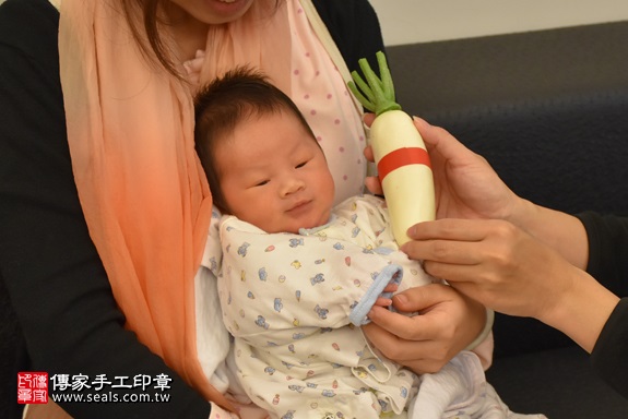 剃胎毛、滿月剃頭、嬰兒剃頭、嬰兒理髮、嬰兒剃髮、嬰兒剃胎毛、嬰兒滿月剃頭、寶寶剃頭、剃胎毛儀式、剃胎毛吉祥話、滿月剃頭儀式、滿月剃頭吉祥話、寶寶剃胎毛、寶寶滿月剃頭理髮、 新竹縣竹北地區剃胎毛、新竹縣竹北地區滿月剃頭、新竹縣竹北地區嬰兒剃頭剃胎毛、新竹縣竹北地區嬰兒理髮、新竹縣嬰兒剃髮、鄭寶寶(新竹竹北區到府嬰兒寶寶滿月剃頭理髮、免費到府嬰兒剃胎毛儀式吉祥話)。到府剃頭剃胎毛主持、專業拍照、DVD光碟、證書。★購買「臍帶章、肚臍章、胎毛筆刷印章」贈送：剃頭、收涎、抓周，三選一。2017.11.18照片11