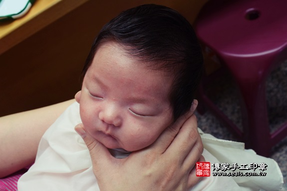 剃胎毛、滿月剃頭、嬰兒剃頭、嬰兒理髮、嬰兒剃髮、嬰兒剃胎毛、嬰兒滿月剃頭、寶寶剃頭、剃胎毛儀式、剃胎毛吉祥話、滿月剃頭儀式、滿月剃頭吉祥話、寶寶剃胎毛、寶寶滿月剃頭理髮、 台中市北區地區剃胎毛、台中市北區地區滿月剃頭、台中市北區地區嬰兒剃頭剃胎毛、台中市北區地區嬰兒理髮、台中市嬰兒剃髮、林寶寶(台中市北區嬰兒寶寶滿月剃頭理髮、免費嬰兒剃胎毛儀式吉祥話)。中國風會場，爸媽寶貝免費穿「日中韓」古裝禮服。專業拍照、DVD光碟、證書。★購買「臍帶章、肚臍章、胎毛筆刷印章」贈送：剃頭、收涎、抓周，三選一。2017.11.27照片14