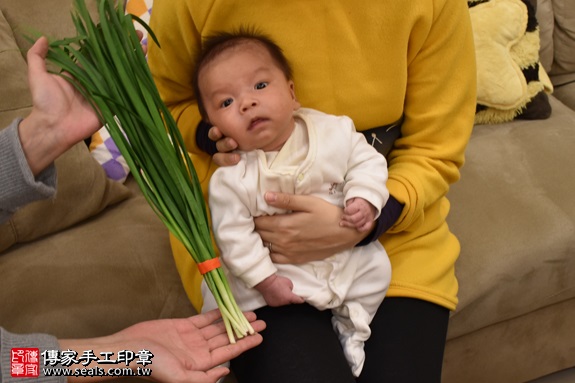 剃胎毛、滿月剃頭、嬰兒剃頭、嬰兒理髮、嬰兒剃髮、嬰兒剃胎毛、嬰兒滿月剃頭、寶寶剃頭、剃胎毛儀式、剃胎毛吉祥話、滿月剃頭儀式、滿月剃頭吉祥話、寶寶剃胎毛、寶寶滿月剃頭理髮、 新北三重區剃胎毛、新北三重區滿月剃頭、 新北三重區嬰兒剃頭剃胎毛、新北三重區嬰兒理髮、新北三重區嬰兒剃髮、吳寶寶(新北三重區到府嬰兒寶寶滿月剃頭理髮、免費到府嬰兒剃胎毛儀式吉祥話)。到府剃頭剃胎毛主持、專業拍照、DVD光碟、證書。★購買「臍帶章、肚臍章、胎毛筆刷印章」贈送：剃頭、收涎、抓周，三選一。2017.01.15  照片10