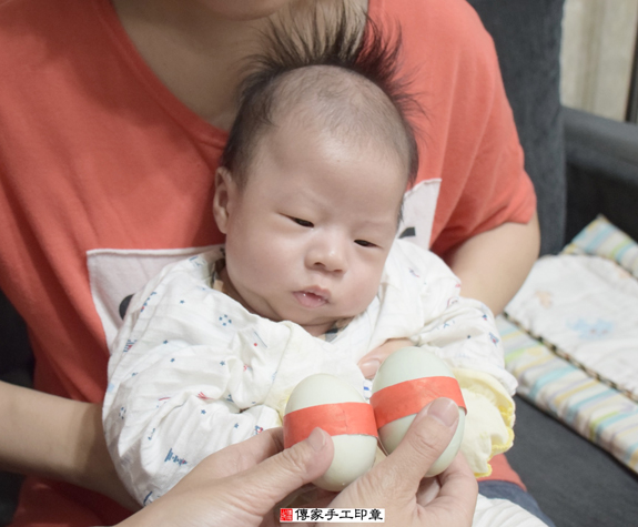 許寶寶(新北新莊區到府嬰兒寶寶滿月剃頭理髮、免費到府嬰兒剃胎毛儀式吉祥話)。到府剃頭剃胎毛主持、專業拍照、DVD光碟、證書。★購買「臍帶章、肚臍章、胎毛筆刷印章」贈送：剃頭、收涎、抓周，三選一。2015.11.30 照片4