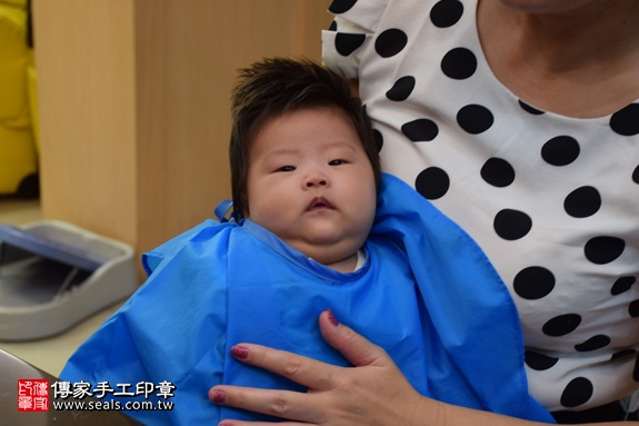 剃胎毛、滿月剃頭、嬰兒剃頭、嬰兒理髮、嬰兒剃髮、嬰兒剃胎毛、嬰兒滿月剃頭、寶寶剃頭、剃胎毛儀式、剃胎毛吉祥話、滿月剃頭儀式、滿月剃頭吉祥話、寶寶剃胎毛、寶寶滿月剃頭理髮、 桃園市蘆竹地區剃胎毛、桃園市蘆竹地區滿月剃頭、桃園市蘆竹地區嬰兒剃頭剃胎毛、桃園市蘆竹地區嬰兒理髮、桃園市嬰兒剃髮、 簡寶寶(桃園蘆竹區到府嬰兒寶寶滿月剃頭理髮、免費到府嬰兒剃胎毛儀式吉祥話)。到府剃頭剃胎毛主持、專業拍照、DVD光碟、證書。★購買「臍帶章、肚臍章、胎毛筆刷印章」贈送：剃頭、收涎、抓周，三選一。2017.09.02照片14