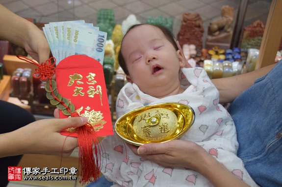 剃胎毛、滿月剃頭、嬰兒剃頭、嬰兒理髮、嬰兒剃髮、嬰兒剃胎毛、嬰兒滿月剃頭、寶寶剃頭、剃胎毛儀式、剃胎毛吉祥話、滿月剃頭儀式、滿月剃頭吉祥話、寶寶剃胎毛、寶寶滿月剃頭理髮、 新北市永和地區剃胎毛、新北市永和地區滿月剃頭、新北市永和地區嬰兒剃頭剃胎毛、新北市永和地區嬰兒理髮、新北市嬰兒剃髮、江寶寶(新北永和區)嬰兒寶寶滿月剃頭理髮、免費嬰兒剃胎毛儀式吉祥話)。中國風會場，爸媽寶貝免費穿「日中韓」古裝禮服。專業拍照、DVD光碟、證書。★購買「臍帶章、肚臍章、胎毛筆刷印章」贈送：剃頭、收涎、抓周，三選一。2017.09.04照片14