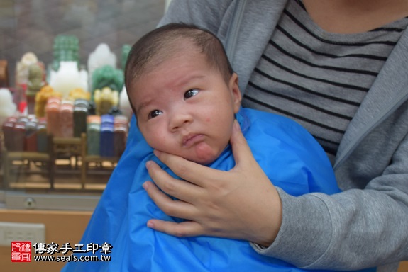 剃胎毛、滿月剃頭、嬰兒剃頭、嬰兒理髮、嬰兒剃髮、嬰兒剃胎毛、嬰兒滿月剃頭、寶寶剃頭、剃胎毛儀式、剃胎毛吉祥話、滿月剃頭儀式、滿月剃頭吉祥話、寶寶剃胎毛、寶寶滿月剃頭理髮、 新北市永和地區剃胎毛、新北市永和地區滿月剃頭、新北市永和地區嬰兒剃頭剃胎毛、新北市永和地區嬰兒理髮、新北市嬰兒剃髮、徐寶寶(新北永和區嬰兒寶寶滿月剃頭理髮、免費嬰兒剃胎毛儀式吉祥話)。中國風會場，爸媽寶貝免費穿「日中韓」古裝禮服。專業拍照、DVD光碟、證書。★購買「臍帶章、肚臍章、胎毛筆刷印章」贈送：剃頭、收涎、抓周，三選一。2017.11.21照片16