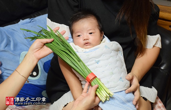 剃胎毛、滿月剃頭、嬰兒剃頭、嬰兒理髮、嬰兒剃髮、嬰兒剃胎毛、嬰兒滿月剃頭、寶寶剃頭、剃胎毛儀式、剃胎毛吉祥話、滿月剃頭儀式、滿月剃頭吉祥話、寶寶剃胎毛、寶寶滿月剃頭理髮、 新北市三芝地區剃胎毛、新北市三芝地區滿月剃頭、新北市三芝地區嬰兒剃頭剃胎毛、新北市三芝地區嬰兒理髮、新北市嬰兒剃髮、羅寶寶(新北三芝區嬰兒寶寶滿月剃頭理髮、免費嬰兒剃胎毛儀式吉祥話)。中國風會場，爸媽寶貝免費穿「日中韓」古裝禮服。專業拍照、DVD光碟、證書。★購買「臍帶章、肚臍章、胎毛筆刷印章」贈送：剃頭、收涎、抓周，三選一。2017.08.27照片11