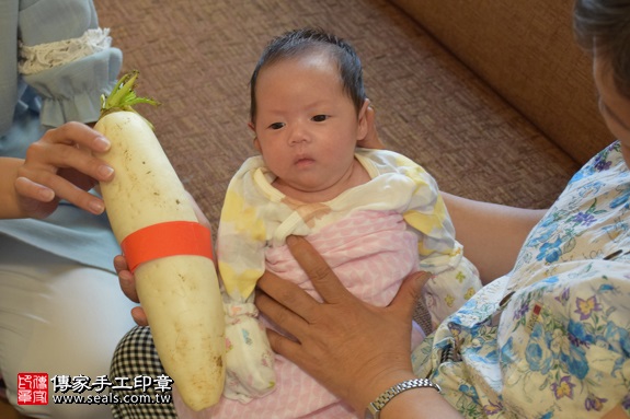 剃胎毛、滿月剃頭、嬰兒剃頭、嬰兒理髮、嬰兒剃髮、嬰兒剃胎毛、嬰兒滿月剃頭、寶寶剃頭、剃胎毛儀式、剃胎毛吉祥話、滿月剃頭儀式、滿月剃頭吉祥話、寶寶剃胎毛、寶寶滿月剃頭理髮、 新北市北投地區剃胎毛、新北市北投地區滿月剃頭、新北市北投地區嬰兒剃頭剃胎毛、新北市北投地區嬰兒理髮、新北市嬰兒剃髮、蘇寶寶(新北北投區到府嬰兒寶寶滿月剃頭理髮、免費到府嬰兒剃胎毛儀式吉祥話)。到府剃頭剃胎毛主持、專業拍照、DVD光碟、證書。★購買「臍帶章、肚臍章、胎毛筆刷印章」贈送：剃頭、收涎、抓周，三選一。2017.09.18照片19