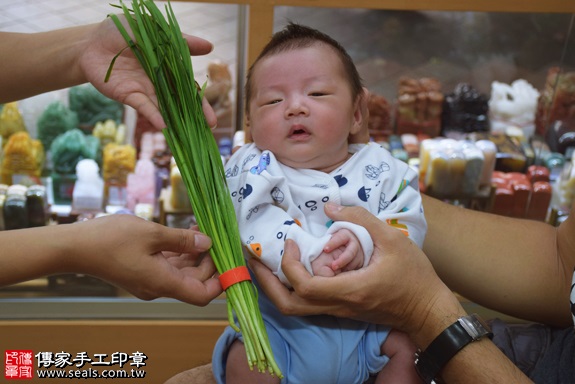 剃胎毛、滿月剃頭、嬰兒剃頭、嬰兒理髮、嬰兒剃髮、嬰兒剃胎毛、嬰兒滿月剃頭、寶寶剃頭、剃胎毛儀式、剃胎毛吉祥話、滿月剃頭儀式、滿月剃頭吉祥話、寶寶剃胎毛、寶寶滿月剃頭理髮、 新北市永和地區剃胎毛、新北市永和地區滿月剃頭、新北市永和地區嬰兒剃頭剃胎毛、新北市永和地區嬰兒理髮、新北市嬰兒剃髮、陳寶寶(新北永和區嬰兒寶寶滿月剃頭理髮、免費嬰兒剃胎毛儀式吉祥話)。中國風會場，爸媽寶貝免費穿「日中韓」古裝禮服。專業拍照、DVD光碟、證書。★購買「臍帶章、肚臍章、胎毛筆刷印章」贈送：剃頭、收涎、抓周，三選一。2017.10.10照片10