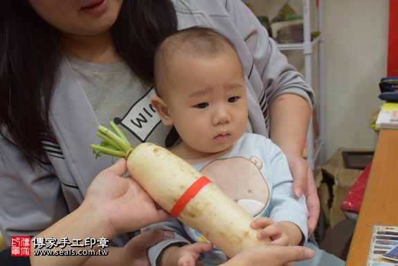 剃胎毛、滿月剃頭、嬰兒剃頭、嬰兒理髮、嬰兒剃髮、嬰兒剃胎毛、嬰兒滿月剃頭、寶寶剃頭、剃胎毛儀式、剃胎毛吉祥話、滿月剃頭儀式、滿月剃頭吉祥話、寶寶剃胎毛、寶寶滿月剃頭理髮、 新北市永和地區剃胎毛、新北市永和地區滿月剃頭、新北市永和地區嬰兒剃頭剃胎毛、新北市永和地區嬰兒理髮、新北市嬰兒剃髮、章寶寶(新北永和區嬰兒寶寶滿月剃頭理髮、免費嬰兒剃胎毛儀式吉祥話)。中國風會場，爸媽寶貝免費穿「日中韓」古裝禮服。專業拍照、DVD光碟、證書。★購買「臍帶章、肚臍章、胎毛筆刷印章」贈送：剃頭、收涎、抓周，三選一。2017.12.05照片13