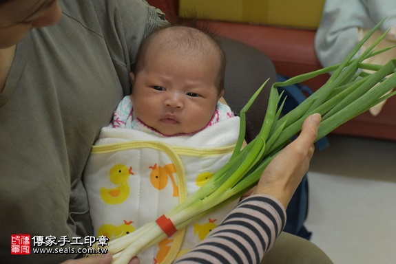 剃胎毛、滿月剃頭、嬰兒剃頭、嬰兒理髮、嬰兒剃髮、嬰兒剃胎毛、嬰兒滿月剃頭、寶寶剃頭、剃胎毛儀式、剃胎毛吉祥話、滿月剃頭儀式、滿月剃頭吉祥話、寶寶剃胎毛、寶寶滿月剃頭理髮、 新竹縣湖口地區剃胎毛、新竹縣湖口地區滿月剃頭、新竹縣湖口地區嬰兒剃頭剃胎毛、新竹縣湖口地區嬰兒理髮新竹縣嬰兒剃髮、林寶寶(新竹湖口鄉到府嬰兒寶寶滿月剃頭理髮、免費到府嬰兒剃胎毛儀式吉祥話)。到府剃頭剃胎毛主持、專業拍照、DVD光碟、證書。★購買「臍帶章、肚臍章、胎毛筆刷印章」贈送：剃頭、收涎、抓周，三選一。2017.12.22照片12