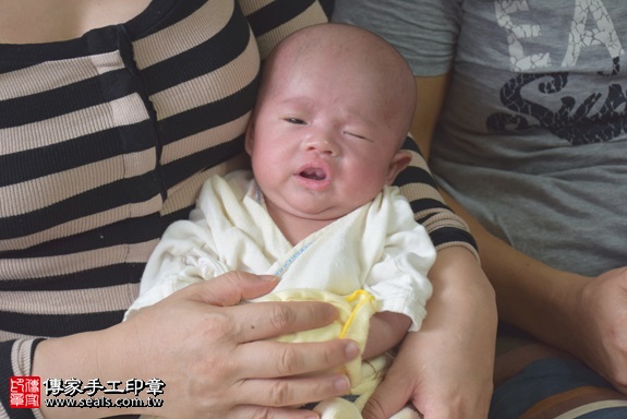 剃胎毛、滿月剃頭、嬰兒剃頭、嬰兒理髮、嬰兒剃髮、嬰兒剃胎毛、嬰兒滿月剃頭、寶寶剃頭、剃胎毛儀式、剃胎毛吉祥話、滿月剃頭儀式、滿月剃頭吉祥話、寶寶剃胎毛、寶寶滿月剃頭理髮、 新北中和區剃胎毛、新北中和區滿月剃頭、 新北中和區嬰兒剃頭剃胎毛、新北中和區嬰兒理髮、新北中和區嬰兒剃髮、黃寶寶(新北中和區到府嬰兒寶寶滿月剃頭理髮、免費到府嬰兒剃胎毛儀式吉祥話)。到府剃頭剃胎毛主持、專業拍照、DVD光碟、證書。★購買「臍帶章、肚臍章、胎毛筆刷印章」贈送：剃頭、收涎、抓周，三選一。2017.05.19  照片16