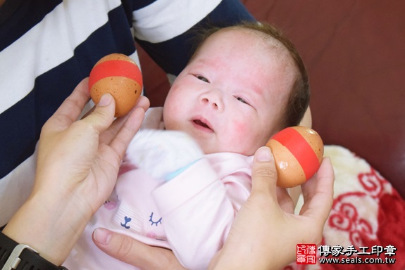 剃胎毛、滿月剃頭、嬰兒剃頭、嬰兒理髮、嬰兒剃髮、嬰兒剃胎毛、嬰兒滿月剃頭、寶寶剃頭、剃胎毛儀式、剃胎毛吉祥話、滿月剃頭儀式、滿月剃頭吉祥話、寶寶剃胎毛、寶寶滿月剃頭理髮、 高雄市前鎮地區剃胎毛、高雄市前鎮地區滿月剃頭、高雄市前鎮地區嬰兒剃頭剃胎毛、高雄市前鎮地區嬰兒理髮、高雄市嬰兒剃髮、陳寶寶(高雄前鎮區到府嬰兒寶寶滿月剃頭理髮、免費到府嬰兒剃胎毛儀式吉祥話)。到府剃頭剃胎毛主持、專業拍照、DVD光碟、證書。★購買「臍帶章、肚臍章、胎毛筆刷印章」贈送：剃頭、收涎、抓周，三選一。2017.09.24照片4
