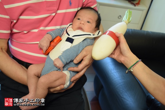 剃胎毛、滿月剃頭、嬰兒剃頭、嬰兒理髮、嬰兒剃髮、嬰兒剃胎毛、嬰兒滿月剃頭、寶寶剃頭、剃胎毛儀式、剃胎毛吉祥話、滿月剃頭儀式、滿月剃頭吉祥話、寶寶剃胎毛、寶寶滿月剃頭理髮、 新北中和區剃胎毛、新北中和區滿月剃頭、 新北中和區嬰兒剃頭剃胎毛、新北中和區嬰兒理髮、新北中和區嬰兒剃髮、陳寶寶(新北中和區到府嬰兒寶寶滿月剃頭理髮、免費到府嬰兒剃胎毛儀式吉祥話)。到府剃頭剃胎毛主持、專業拍照、DVD光碟、證書。★購買「臍帶章、肚臍章、胎毛筆刷印章」贈送：剃頭、收涎、抓周，三選一。2017.06.10  照片13