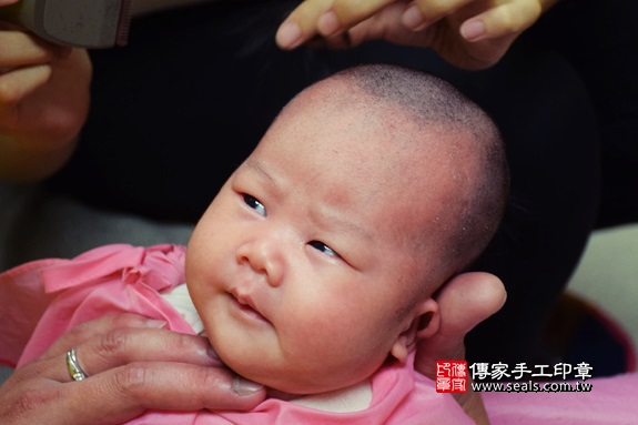 剃胎毛、滿月剃頭、嬰兒剃頭、嬰兒理髮、嬰兒剃髮、嬰兒剃胎毛、嬰兒滿月剃頭、寶寶剃頭、剃胎毛儀式、剃胎毛吉祥話、滿月剃頭儀式、滿月剃頭吉祥話、寶寶剃胎毛、寶寶滿月剃頭理髮、 台中市北屯地區剃胎毛、台中市北屯地區滿月剃頭、台中市北屯地區嬰兒剃頭剃胎毛、台中市北屯地區嬰兒理髮、台中市嬰兒剃髮、張寶寶(台中北屯區到府嬰兒寶寶滿月剃頭理髮、免費到府嬰兒剃胎毛儀式吉祥話)。到府剃頭剃胎毛主持、專業拍照、DVD光碟、證書。★購買「臍帶章、肚臍章、胎毛筆刷印章」贈送：剃頭、收涎、抓周，三選一。2017.10.10照片16