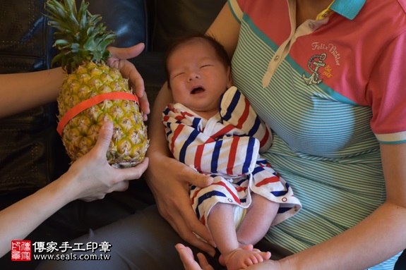 剃胎毛、滿月剃頭、嬰兒剃頭、嬰兒理髮、嬰兒剃髮、嬰兒剃胎毛、嬰兒滿月剃頭、寶寶剃頭、剃胎毛儀式、剃胎毛吉祥話、滿月剃頭儀式、滿月剃頭吉祥話、寶寶剃胎毛、寶寶滿月剃頭理髮、 新北樹林區剃胎毛、新北樹林區滿月剃頭、 新北樹林區嬰兒剃頭剃胎毛、新北樹林區嬰兒理髮、新北樹林區嬰兒剃髮、陳寶寶(新北樹林區到府嬰兒寶寶滿月剃頭理髮、免費到府嬰兒剃胎毛儀式吉祥話)。到府剃頭剃胎毛主持、專業拍照、DVD光碟、證書。★購買「臍帶章、肚臍章、胎毛筆刷印章」贈送：剃頭、收涎、抓周，三選一。2017.05.20  照片14