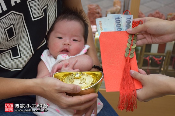 剃胎毛、滿月剃頭、嬰兒剃頭、嬰兒理髮、嬰兒剃髮、嬰兒剃胎毛、嬰兒滿月剃頭、寶寶剃頭、剃胎毛儀式、剃胎毛吉祥話、滿月剃頭儀式、滿月剃頭吉祥話、寶寶剃胎毛、寶寶滿月剃頭理髮、 新北市永和地區剃胎毛、新北市永和地區滿月剃頭、新北市永和地區嬰兒剃頭剃胎毛、新北市永和地區嬰兒理髮、新北市嬰兒剃髮、董寶寶(新北永和區嬰兒寶寶滿月剃頭理髮、免費嬰兒剃胎毛儀式吉祥話)。中國風會場，爸媽寶貝免費穿「日中韓」古裝禮服。專業拍照、DVD光碟、證書。★購買「臍帶章、肚臍章、胎毛筆刷印章」贈送：剃頭、收涎、抓周，三選一。2017.09.04照片15