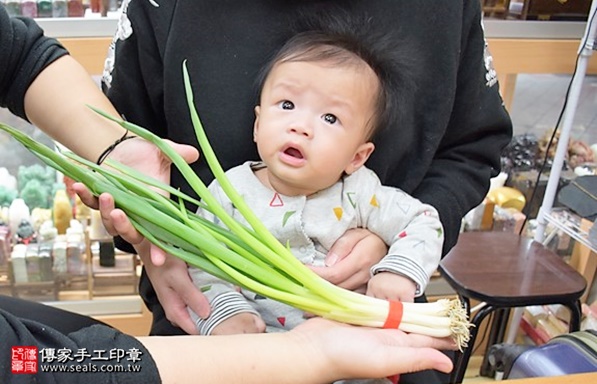 剃胎毛、滿月剃頭、嬰兒剃頭、嬰兒理髮、嬰兒剃髮、嬰兒剃胎毛、嬰兒滿月剃頭、寶寶剃頭、剃胎毛儀式、剃胎毛吉祥話、滿月剃頭儀式、滿月剃頭吉祥話、寶寶剃胎毛、寶寶滿月剃頭理髮、 新北市永和地區剃胎毛、新北市永和地區滿月剃頭、新北市永和地區嬰兒剃頭剃胎毛、新北市永和地區嬰兒理髮、新北市嬰兒剃髮、蕭寶寶(新北永和區嬰兒寶寶滿月剃頭理髮、免費嬰兒剃胎毛儀式吉祥話)。中國風會場，爸媽寶貝免費穿「日中韓」古裝禮服。專業拍照、DVD光碟、證書。★購買「臍帶章、肚臍章、胎毛筆刷印章」贈送：剃頭、收涎、抓周，三選一。2017.12.16照片12