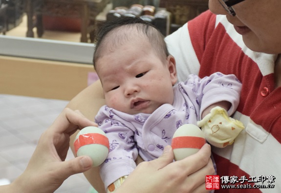 剃胎毛、滿月剃頭、嬰兒剃頭、嬰兒理髮、嬰兒剃髮、嬰兒剃胎毛、嬰兒滿月剃頭、寶寶剃頭、剃胎毛儀式、剃胎毛吉祥話、滿月剃頭儀式、滿月剃頭吉祥話、寶寶剃胎毛、寶寶滿月剃頭理髮、新北永和區剃胎毛、新北永和區滿月剃頭、新北永和區嬰兒剃頭剃胎毛、新北永和區嬰兒理髮、新北永和區嬰兒剃髮、王寶寶(新北永和區嬰兒寶寶滿月剃頭理髮、免費嬰兒剃胎毛儀式吉祥話)。中國風會場，爸媽寶貝免費穿「日中韓」古裝禮服。專業拍照、DVD光碟、證書。★購買「臍帶章、肚臍章、胎毛筆刷印章」贈送：剃頭、收涎、抓周，三選一。2016.05.14  照片4