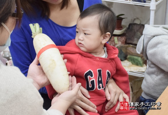 剃胎毛、滿月剃頭、嬰兒剃頭、嬰兒理髮、嬰兒剃髮、嬰兒剃胎毛、嬰兒滿月剃頭、寶寶剃頭、剃胎毛儀式、剃胎毛吉祥話、滿月剃頭儀式、滿月剃頭吉祥話、寶寶剃胎毛、寶寶滿月剃頭理髮、新北永和區剃胎毛、新北永和區滿月剃頭、新北永和區嬰兒剃頭剃胎毛、新北永和區嬰兒理髮、新北永和區嬰兒剃髮、洪寶寶們(新北永和區嬰兒寶寶滿月剃頭理髮、免費嬰兒剃胎毛儀式吉祥話)。中國風會場，爸媽寶貝免費穿「日中韓」古裝禮服。專業拍照、DVD光碟、證書。★購買「臍帶章、肚臍章、胎毛筆刷印章」贈送：剃頭、收涎、抓周，三選一。2016.03.24  照片13