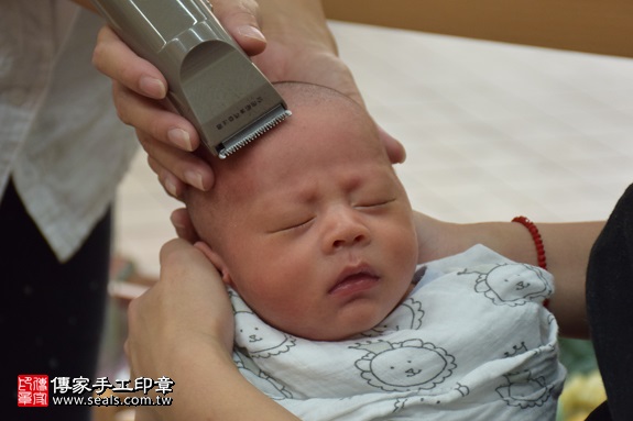剃胎毛、滿月剃頭、嬰兒剃頭、嬰兒理髮、嬰兒剃髮、嬰兒剃胎毛、嬰兒滿月剃頭、寶寶剃頭、剃胎毛儀式、剃胎毛吉祥話、滿月剃頭儀式、滿月剃頭吉祥話、寶寶剃胎毛、寶寶滿月剃頭理髮、 新北市永和地區剃胎毛、新北市永和地區滿月剃頭、新北市永和地區嬰兒剃頭剃胎毛、新北市永和地區嬰兒理髮、新北市嬰兒剃髮、范寶寶(新北永和區嬰兒寶寶滿月剃頭理髮、免費嬰兒剃胎毛儀式吉祥話)。中國風會場，爸媽寶貝免費穿「日中韓」古裝禮服。專業拍照、DVD光碟、證書。★購買「臍帶章、肚臍章、胎毛筆刷印章」贈送：剃頭、收涎、抓周，三選一。2017.09.15照片18