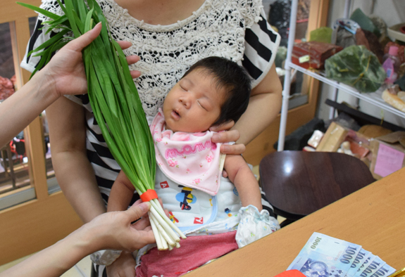 剃胎毛、滿月剃頭、嬰兒剃頭、嬰兒理髮、嬰兒剃髮、嬰兒剃胎毛、嬰兒滿月剃頭、寶寶剃頭、剃胎毛儀式、剃胎毛吉祥話、滿月剃頭儀式、滿月剃頭吉祥話、寶寶剃胎毛、寶寶滿月剃頭理髮、新北永和區剃胎毛、新北永和區滿月剃頭、新北永和區嬰兒剃頭剃胎毛、新北永和區嬰兒理髮、新北永和區嬰兒剃髮、彭寶寶(新北永和區嬰兒寶寶滿月剃頭理髮、免費嬰兒剃胎毛儀式吉祥話)。中國風會場，爸媽寶貝免費穿「日中韓」古裝禮服。專業拍照、DVD光碟、證書。★購買「臍帶章、肚臍章、胎毛筆刷印章」贈送：剃頭、收涎、抓周，三選一。2016.04.09  照片12