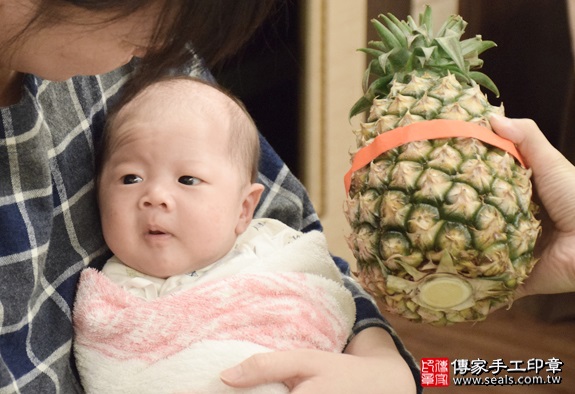 剃胎毛、滿月剃頭、嬰兒剃頭、嬰兒理髮、嬰兒剃髮、嬰兒剃胎毛、嬰兒滿月剃頭、寶寶剃頭、剃胎毛儀式、剃胎毛吉祥話、滿月剃頭儀式、滿月剃頭吉祥話、寶寶剃胎毛、寶寶滿月剃頭理髮、 新北新店區剃胎毛、新北新店區滿月剃頭、 新北新店區嬰兒剃頭剃胎毛、新北新店區嬰兒理髮、新北新店區嬰兒剃髮、劉寶寶(新北新店區到府嬰兒寶寶滿月剃頭理髮、免費到府嬰兒剃胎毛儀式吉祥話)。到府剃頭剃胎毛主持、專業拍照、DVD光碟、證書。★購買「臍帶章、肚臍章、胎毛筆刷印章」贈送：剃頭、收涎、抓周，三選一。2016.05.16  照片14