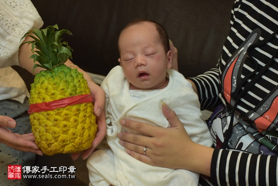 剃胎毛、滿月剃頭、嬰兒剃頭、嬰兒理髮、嬰兒剃髮、嬰兒剃胎毛、嬰兒滿月剃頭、寶寶剃頭、剃胎毛儀式、剃胎毛吉祥話、滿月剃頭儀式、滿月剃頭吉祥話、寶寶剃胎毛、寶寶滿月剃頭理髮、 新北市新莊地區剃胎毛、新北市新莊地區滿月剃頭、新北市新莊地區嬰兒剃頭剃胎毛、新北市新莊地區嬰兒理髮、新北市嬰兒剃髮、黃寶寶(新北新莊區到府嬰兒寶寶滿月剃頭理髮、免費到府嬰兒剃胎毛儀式吉祥話)。到府剃頭剃胎毛主持、專業拍照、DVD光碟、證書。★購買「臍帶章、肚臍章、胎毛筆刷印章」贈送：剃頭、收涎、抓周，三選一。2017.11.16照片10