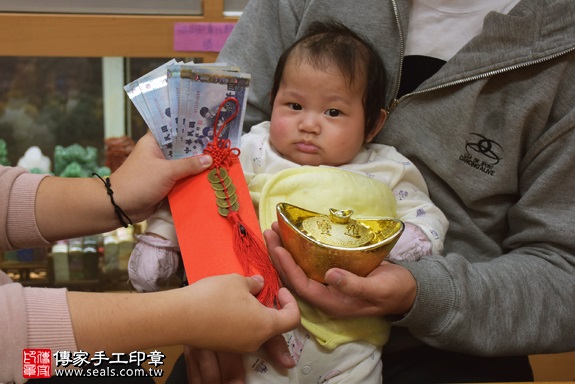 剃胎毛、滿月剃頭、嬰兒剃頭、嬰兒理髮、嬰兒剃髮、嬰兒剃胎毛、嬰兒滿月剃頭、寶寶剃頭、剃胎毛儀式、剃胎毛吉祥話、滿月剃頭儀式、滿月剃頭吉祥話、寶寶剃胎毛、寶寶滿月剃頭理髮、 新北市永和地區剃胎毛、新北市永和地區滿月剃頭、新北市永和地區嬰兒剃頭剃胎毛、新北市永和地區嬰兒理髮、新北市嬰兒剃髮、洪寶寶(新北永和區嬰兒寶寶滿月剃頭理髮、免費嬰兒剃胎毛儀式吉祥話)。中國風會場，爸媽寶貝免費穿「日中韓」古裝禮服。專業拍照、DVD光碟、證書。★購買「臍帶章、肚臍章、胎毛筆刷印章」贈送：剃頭、收涎、抓周，三選一。2017.12.12照片15