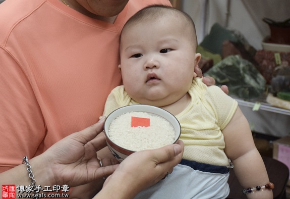 剃胎毛、滿月剃頭、嬰兒剃頭、嬰兒理髮、嬰兒剃髮、嬰兒剃胎毛、嬰兒滿月剃頭、寶寶剃頭、剃胎毛儀式、剃胎毛吉祥話、滿月剃頭儀式、滿月剃頭吉祥話、寶寶剃胎毛、寶寶滿月剃頭理髮、新北永和區剃胎毛、新北永和區滿月剃頭、新北永和區嬰兒剃頭剃胎毛、新北永和區嬰兒理髮、新北永和區嬰兒剃髮、萬寶寶(新北永和區嬰兒寶寶滿月剃頭理髮、免費嬰兒剃胎毛儀式吉祥話)。中國風會場，爸媽寶貝免費穿「日中韓」古裝禮服。專業拍照、DVD光碟、證書。★購買「臍帶章、肚臍章、胎毛筆刷印章」贈送：剃頭、收涎、抓周，三選一。2016.06.10  照片6