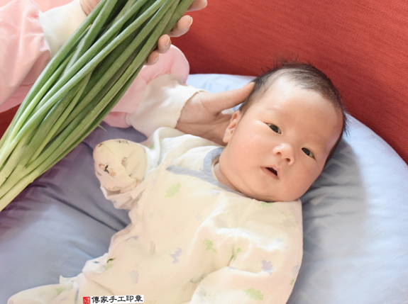 山並寶寶(台北士林區到府嬰兒寶寶滿月剃頭理髮、免費到府嬰兒剃胎毛儀式吉祥話)。到府剃頭剃胎毛主持、專業拍照、DVD光碟、證書。★購買「臍帶章、肚臍章、胎毛筆刷印章」贈送：剃頭、收涎、抓周，三選一。2015.11.12 照片12