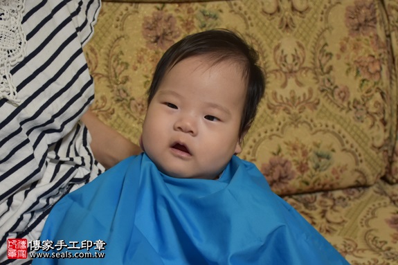 剃胎毛、滿月剃頭、嬰兒剃頭、嬰兒理髮、嬰兒剃髮、嬰兒剃胎毛、嬰兒滿月剃頭、寶寶剃頭、剃胎毛儀式、剃胎毛吉祥話、滿月剃頭儀式、滿月剃頭吉祥話、寶寶剃胎毛、寶寶滿月剃頭理髮、 新北市淡水地區剃胎毛、新北市淡水地區滿月剃頭、新北市淡水地區嬰兒剃頭剃胎毛、新北市淡水地區嬰兒理髮、新北市嬰兒剃髮、何寶寶(新北淡水區到府嬰兒寶寶滿月剃頭理髮、免費到府嬰兒剃胎毛儀式吉祥話)。到府剃頭剃胎毛主持、專業拍照、DVD光碟、證書。★購買「臍帶章、肚臍章、胎毛筆刷印章」贈送：剃頭、收涎、抓周，三選一。2017.09.24照片16