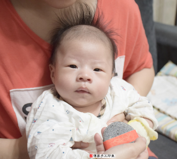 許寶寶(新北新莊區到府嬰兒寶寶滿月剃頭理髮、免費到府嬰兒剃胎毛儀式吉祥話)。到府剃頭剃胎毛主持、專業拍照、DVD光碟、證書。★購買「臍帶章、肚臍章、胎毛筆刷印章」贈送：剃頭、收涎、抓周，三選一。2015.11.30 照片5